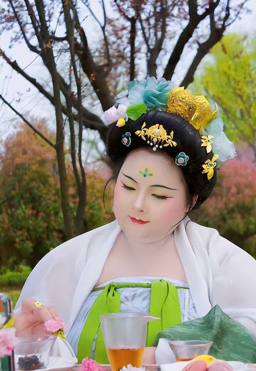 200斤胖女孩穿汉服火出圈,网友直言:这就是"杨贵妃"吧