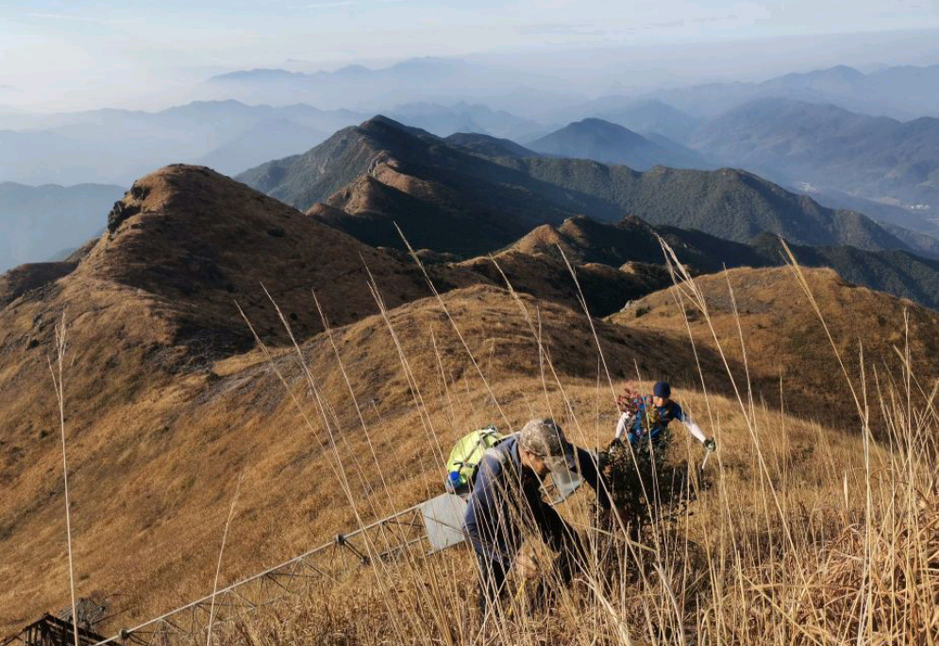 河源第一峰黄牛石,海拔1430米,在海拔约1230米处有一块形似黄牛的石头