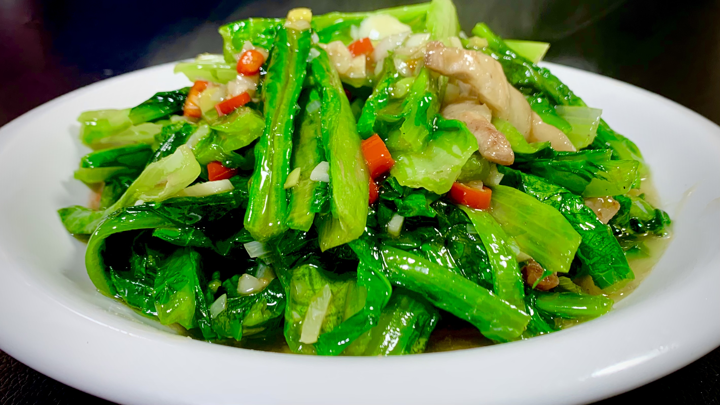 油麦菜还是不焯水炒的鲜嫩，阿朝教你一招，清脆爽口又翠绿不岀水