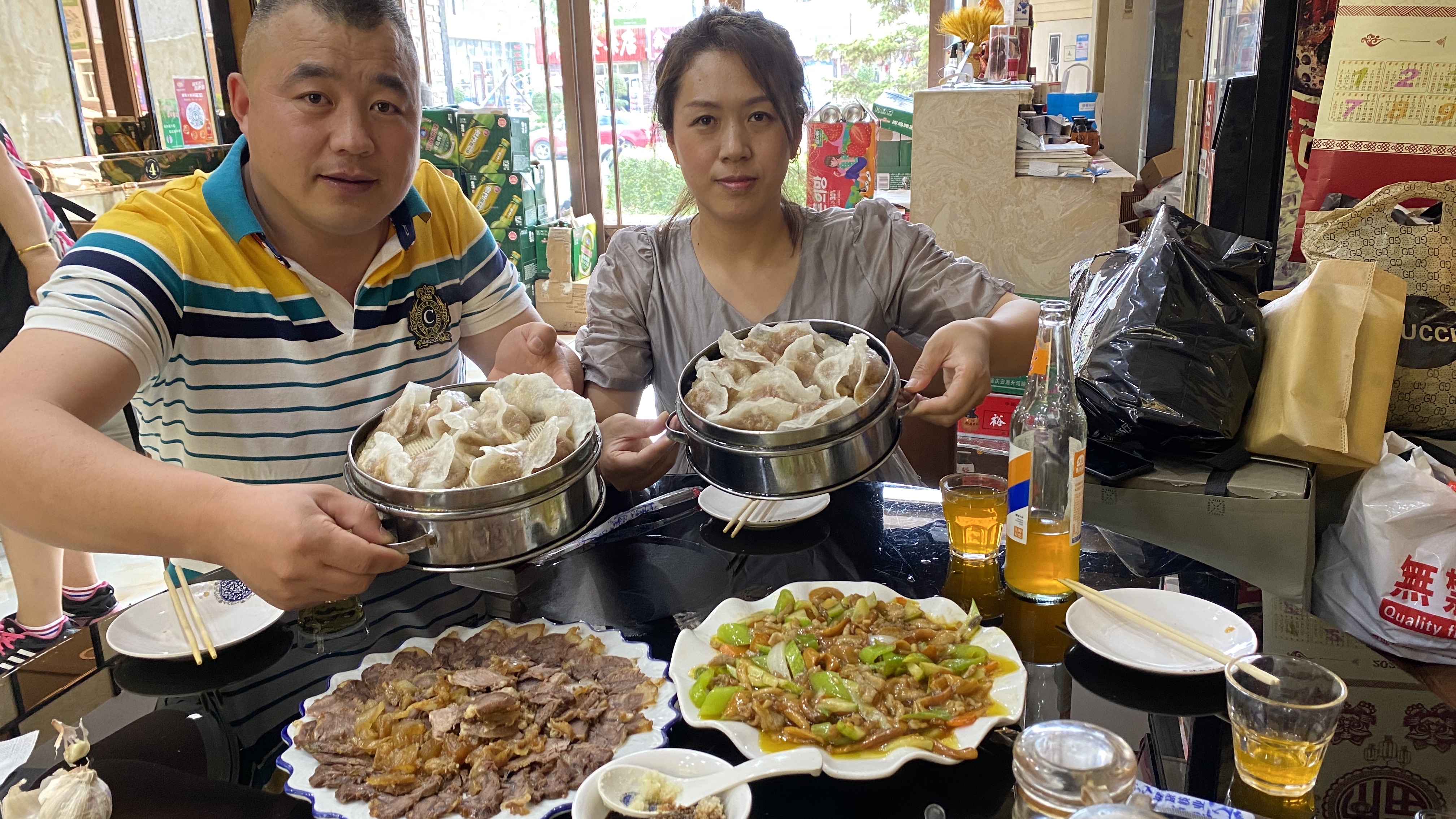 阿谦带老婆回老家绥化,特色驴肉大蒸饺,驴肉大拼盘,那才叫香