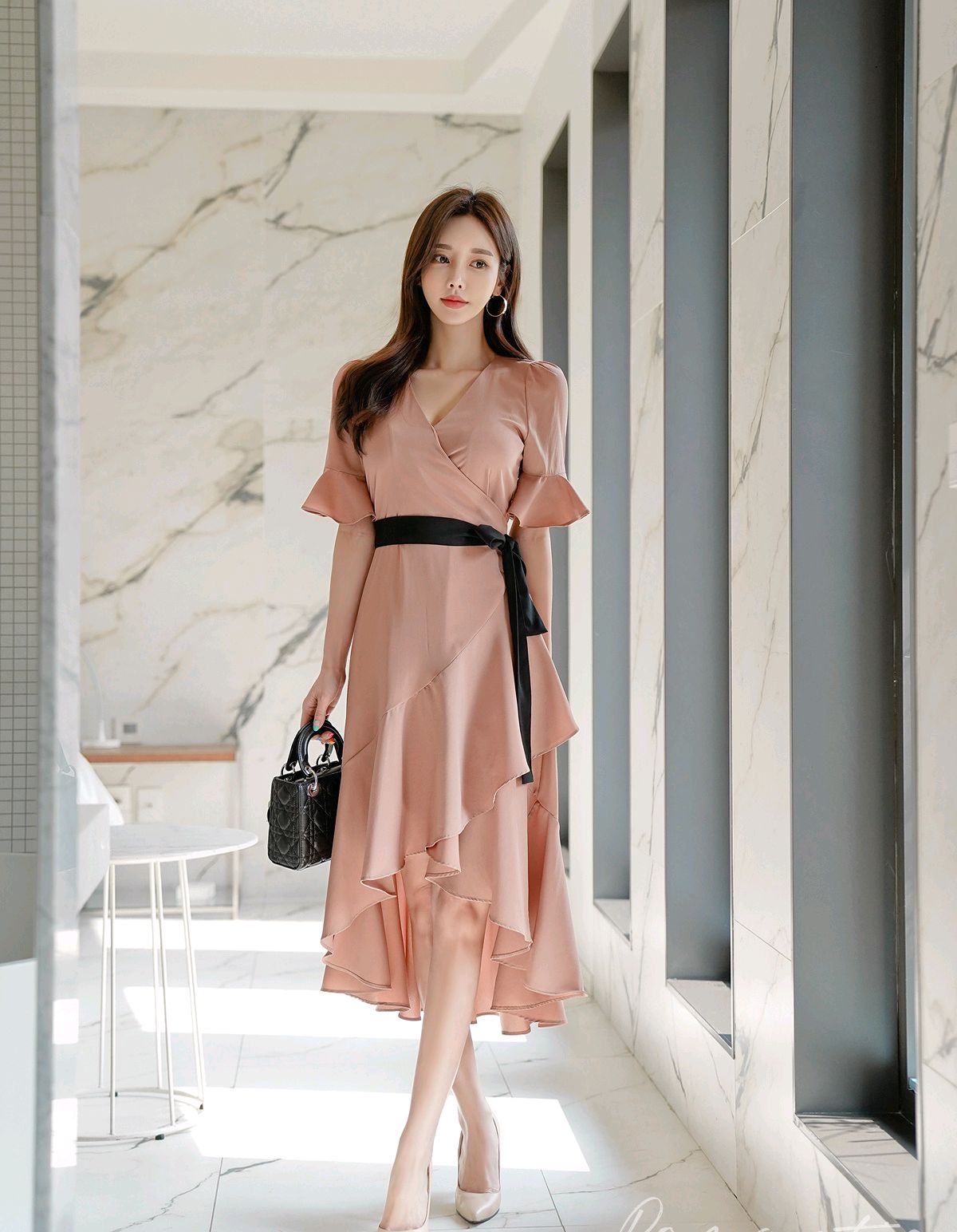 孙允珠:麂皮雪茄泛棕纯黑系带仙女裙