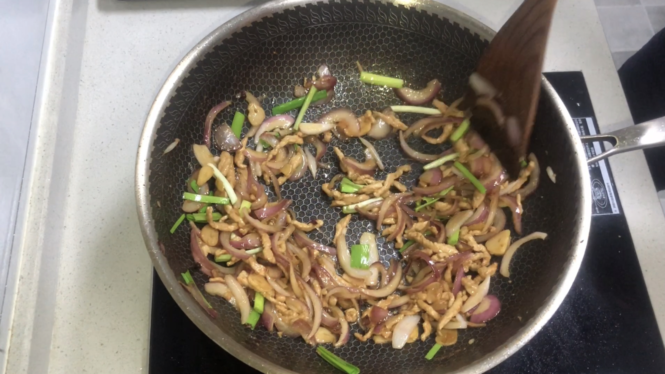 猪肉丝真的难切吗?嚼不动?嚼不烂?那看一次就懂了!洋葱炒肉丝