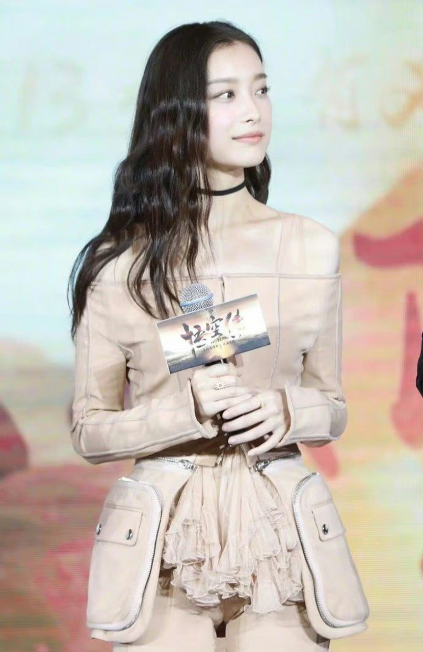 倪妮是得罪造型师了吗,为啥给她安排这么紧身的裤子,这也太尴尬了.