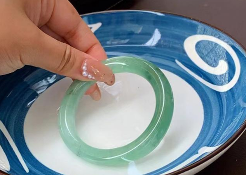 翡翠泡在水里能养吗