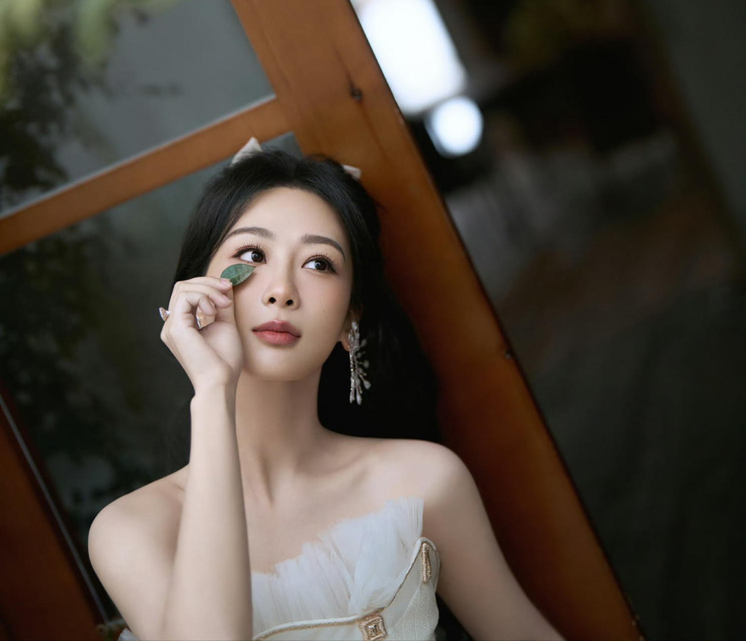 星光大赏杨紫第二套礼服,搭了三个发型,首先是工作室出图的,很青春灵