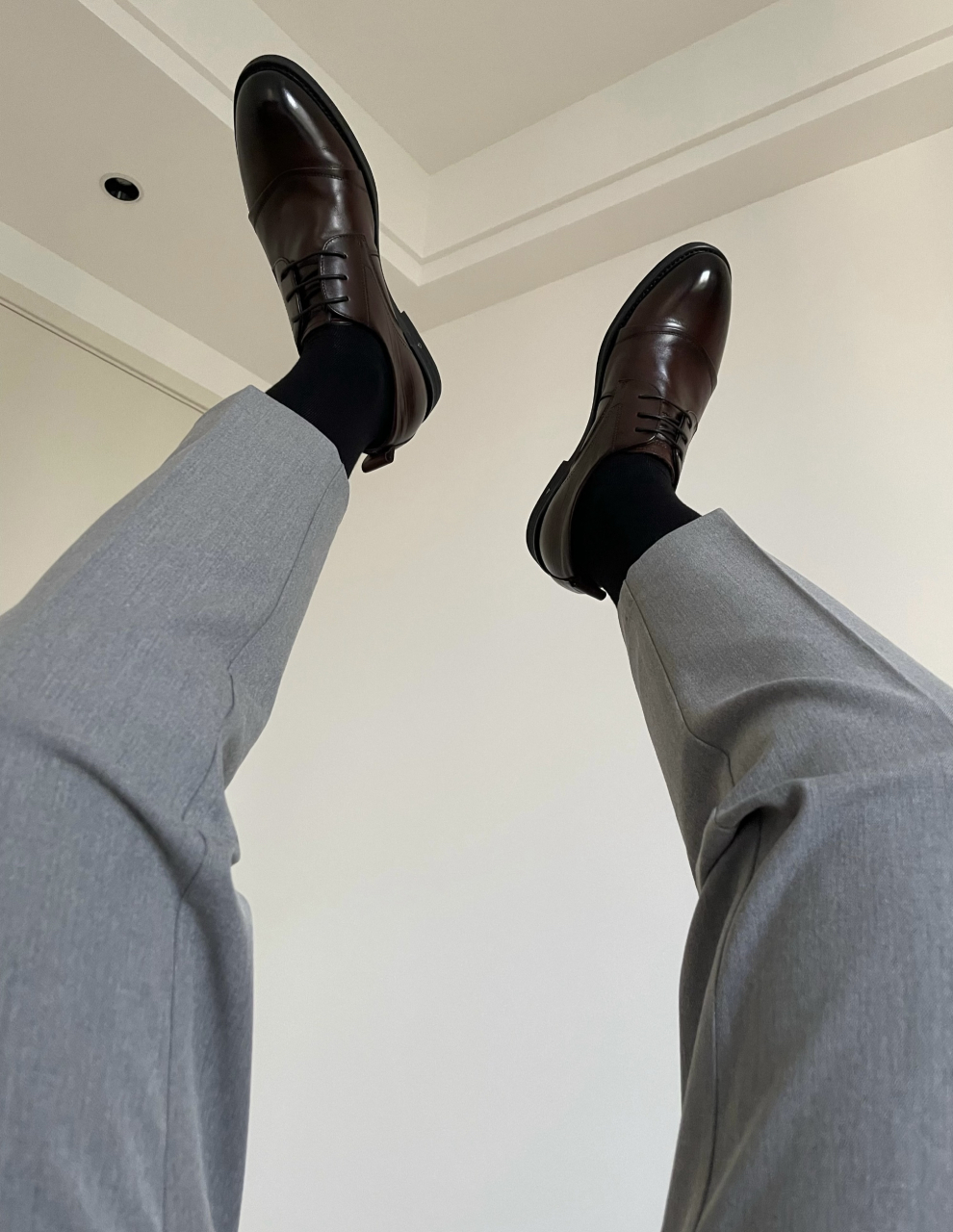 灰色西裤搭配黑色袜子,棕色的皮鞋会不会更好看.#时尚穿搭