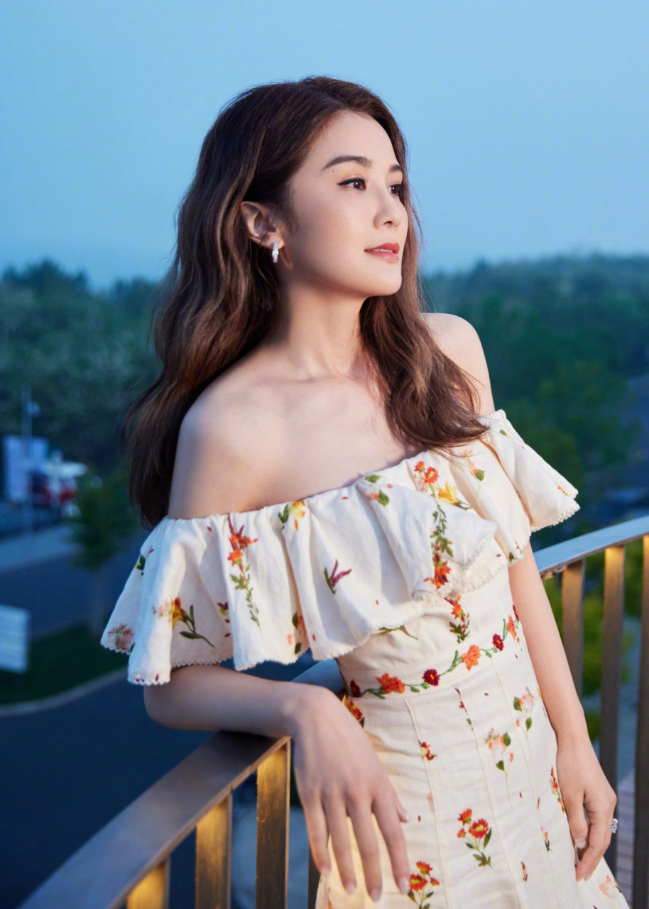 蔡卓妍# 一袭碎花抹胸裙,肤白貌美的脸蛋儿,丰满