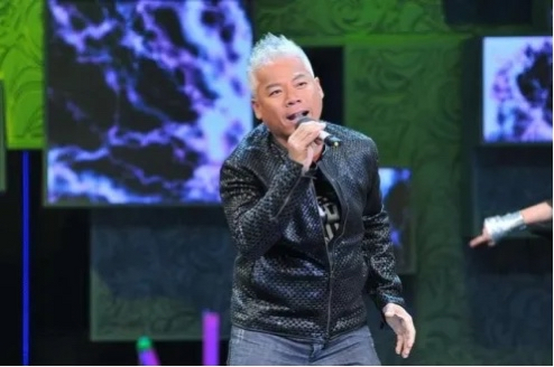 一次比赛中,女歌手唱完台下一片掌声,巫启贤却说只是练习生水平,女