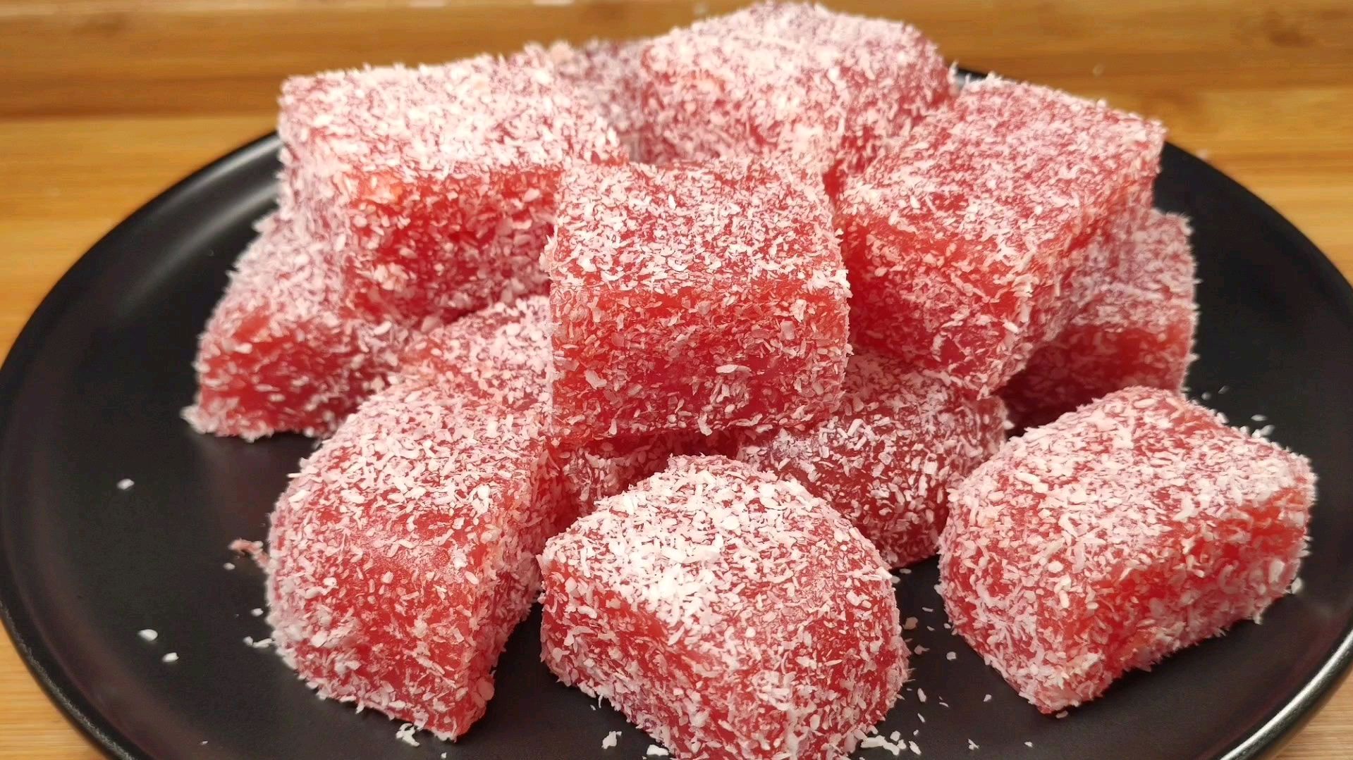 今天我们用西瓜来做好吃的美食,非常的Q弹有嚼劲,大家快来看看吧