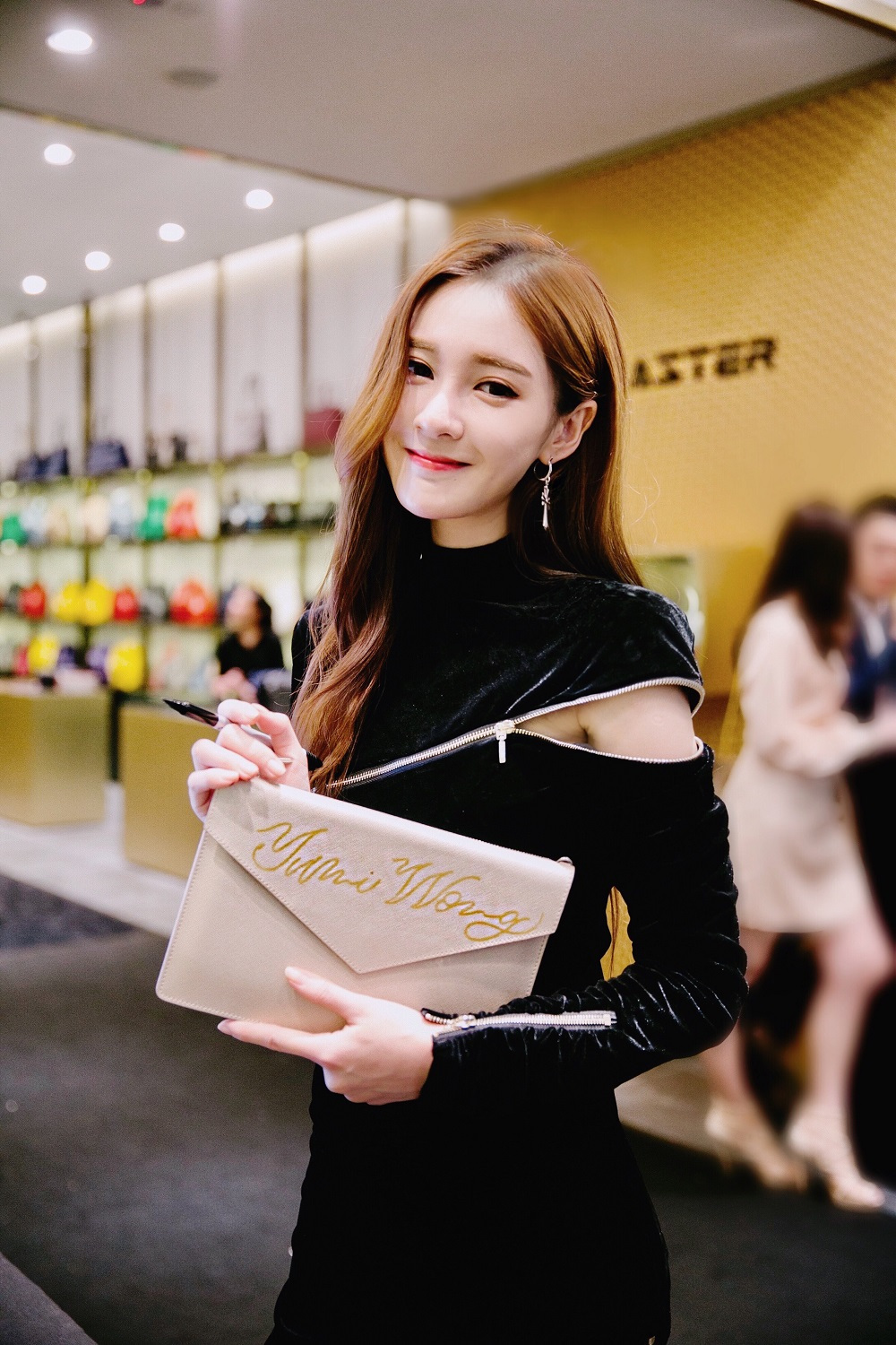 马来西亚美女演员黄诗棋,天使脸蛋,魔鬼身材,美得令人向往不已