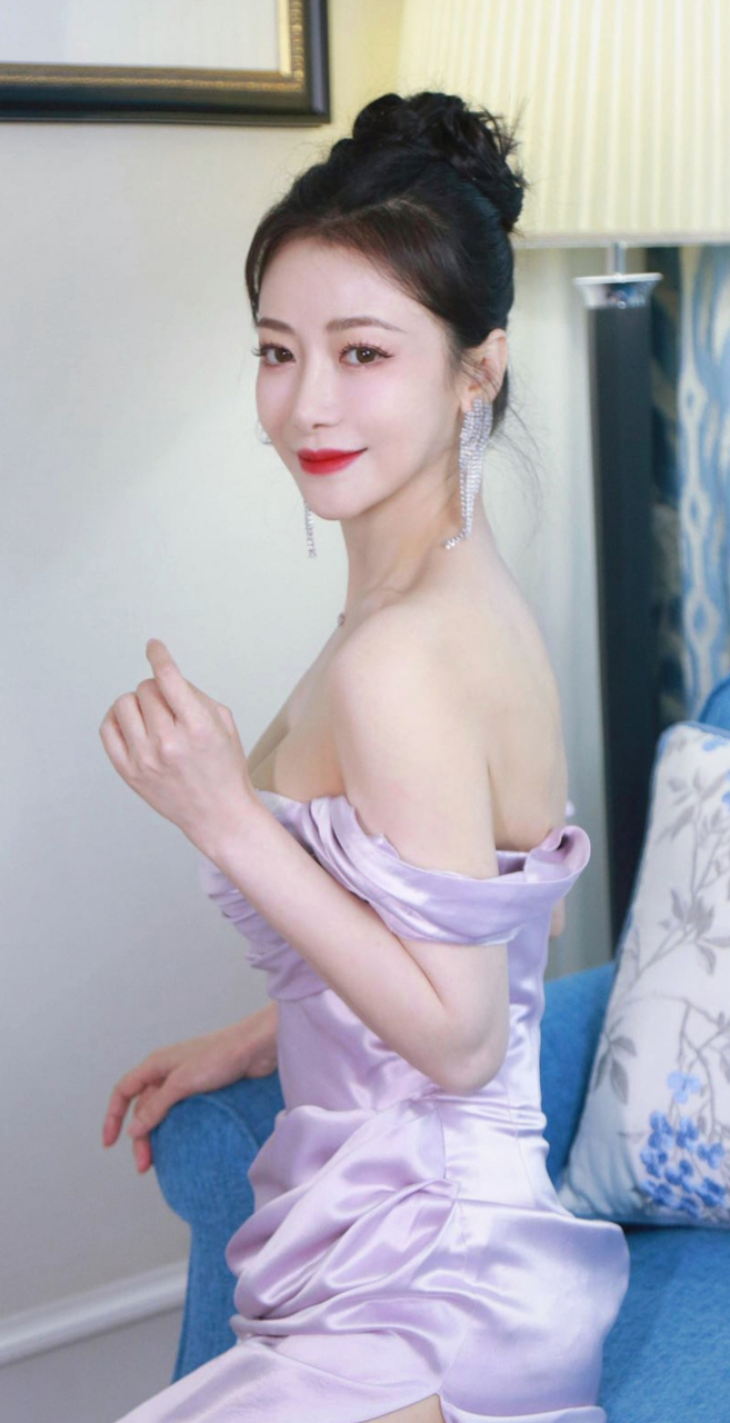 陈紫函越来越有韵味了,一袭浅紫色抹胸长裙,优雅性感,精致妩媚,真的是