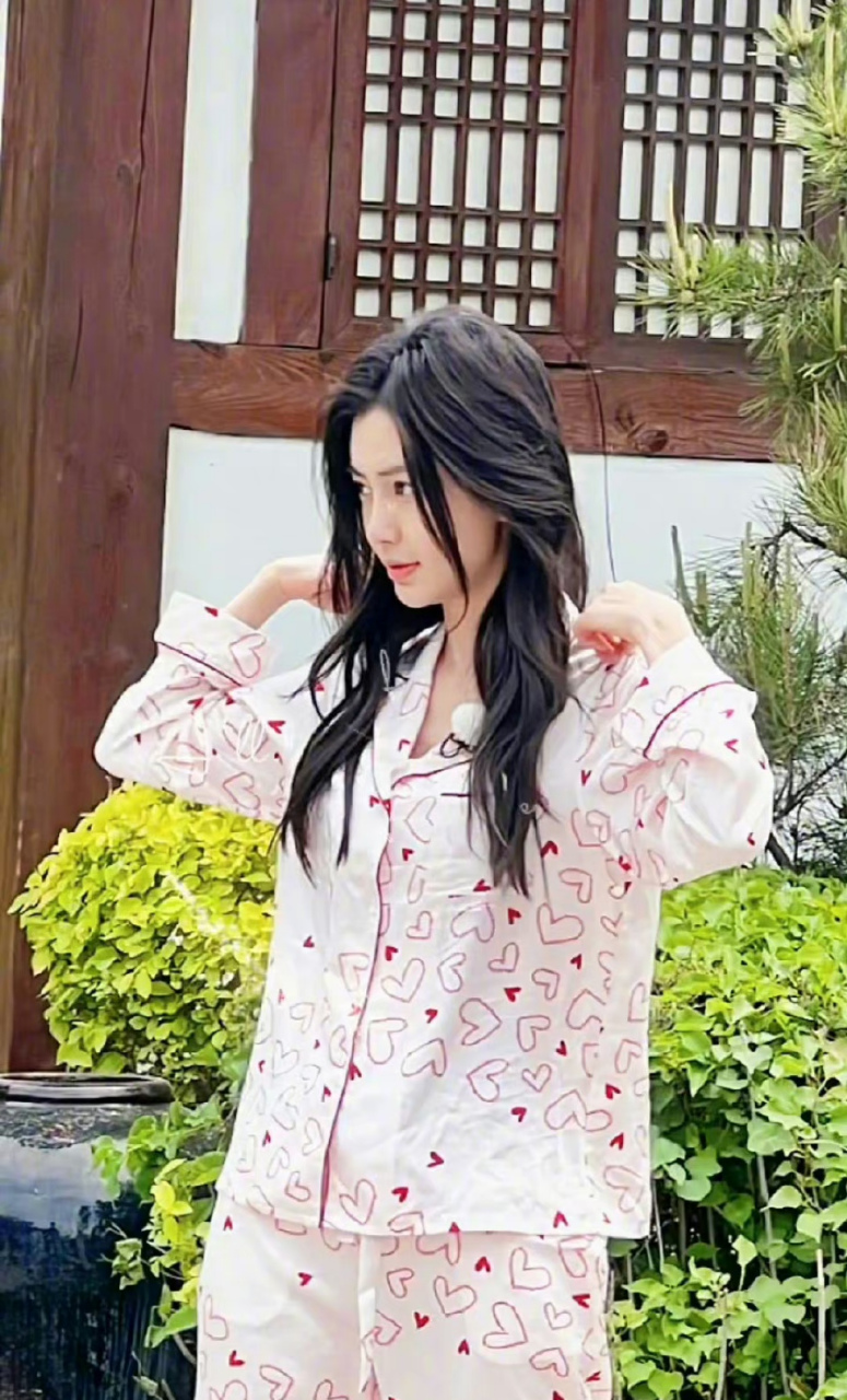 angelababy素颜睡衣# angelababy跑男素颜睡衣路透 梦回第一季[好