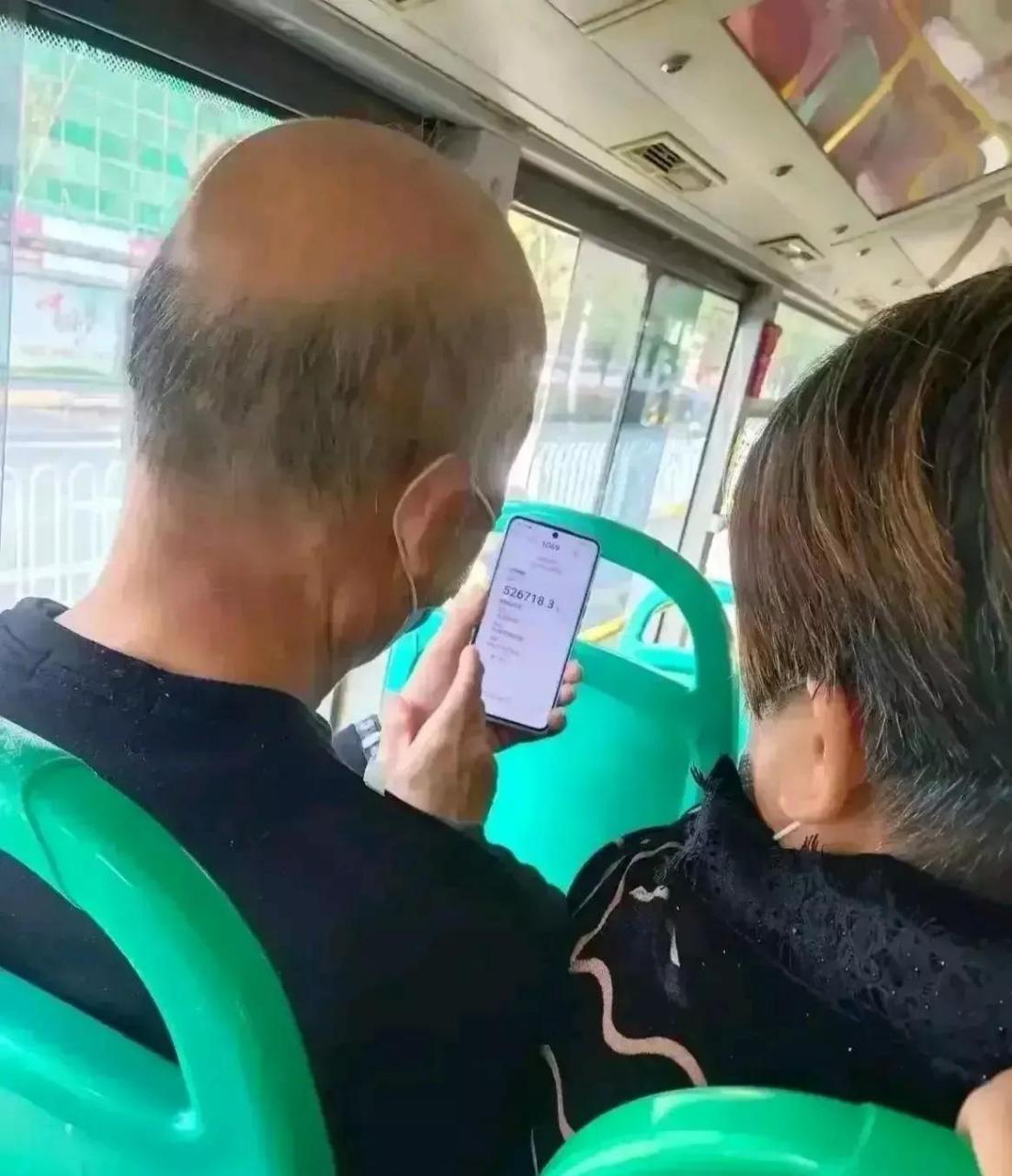 坐个公交车,咋就这么难受啊[吃鲸]