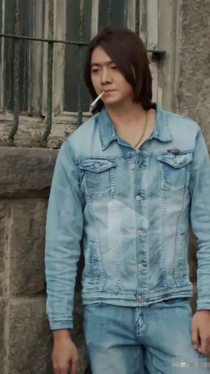 为此他白天扮郑伊健做古惑仔,晚上直播唱阿杜的歌.