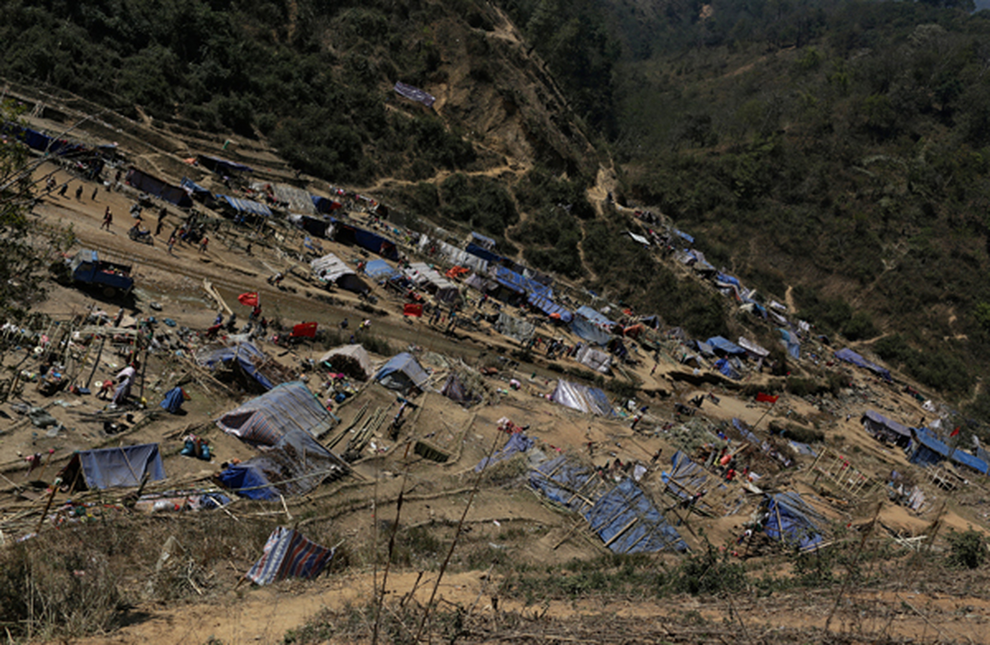 缅北腊戌,贵慨等多地的缅军军事据点遭武装袭击并爆发交火,战事激烈.