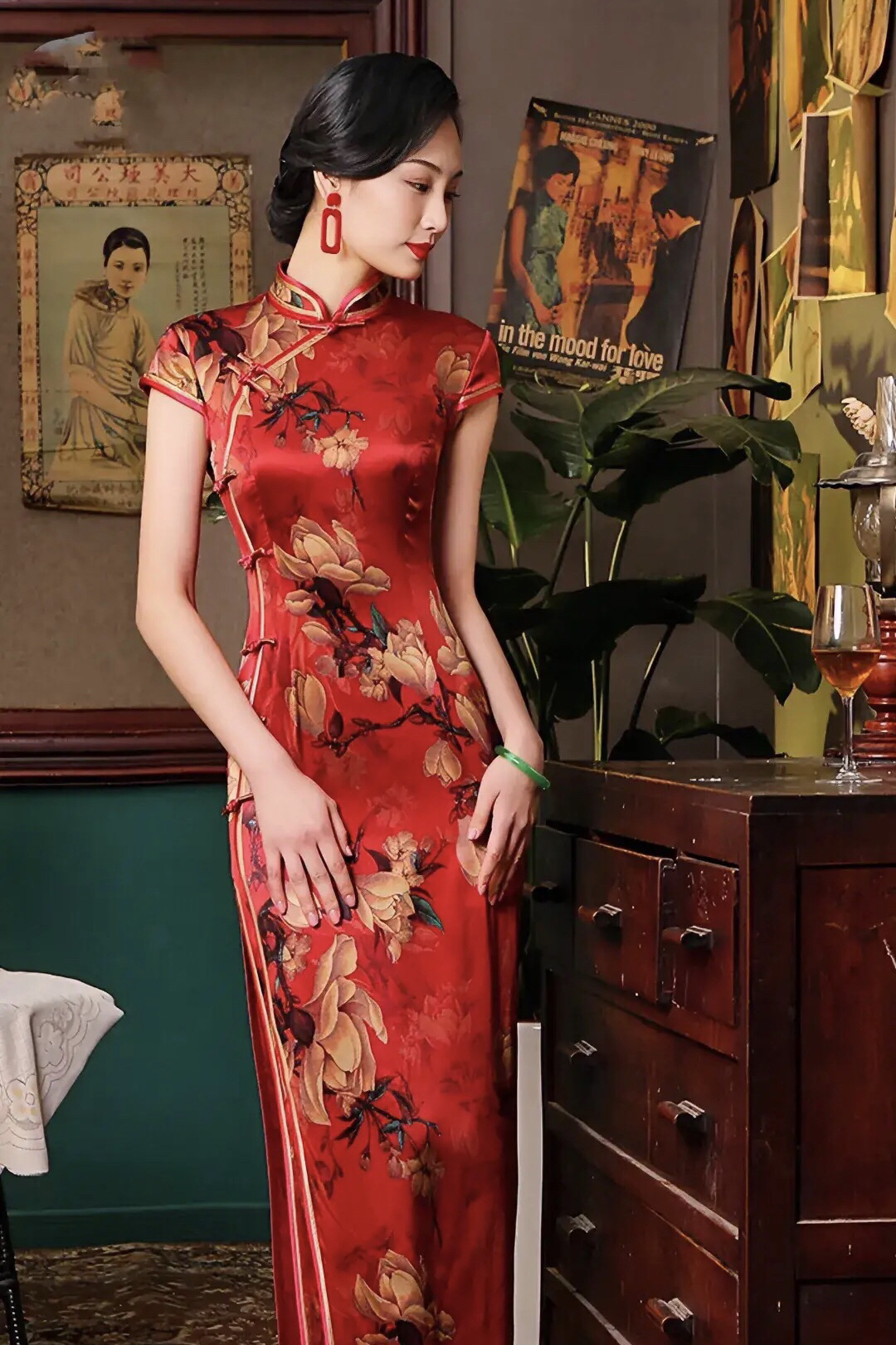 旗袍是中国传统女性服装的一种,具有高雅,端庄,曼妙等特点,是中国文化