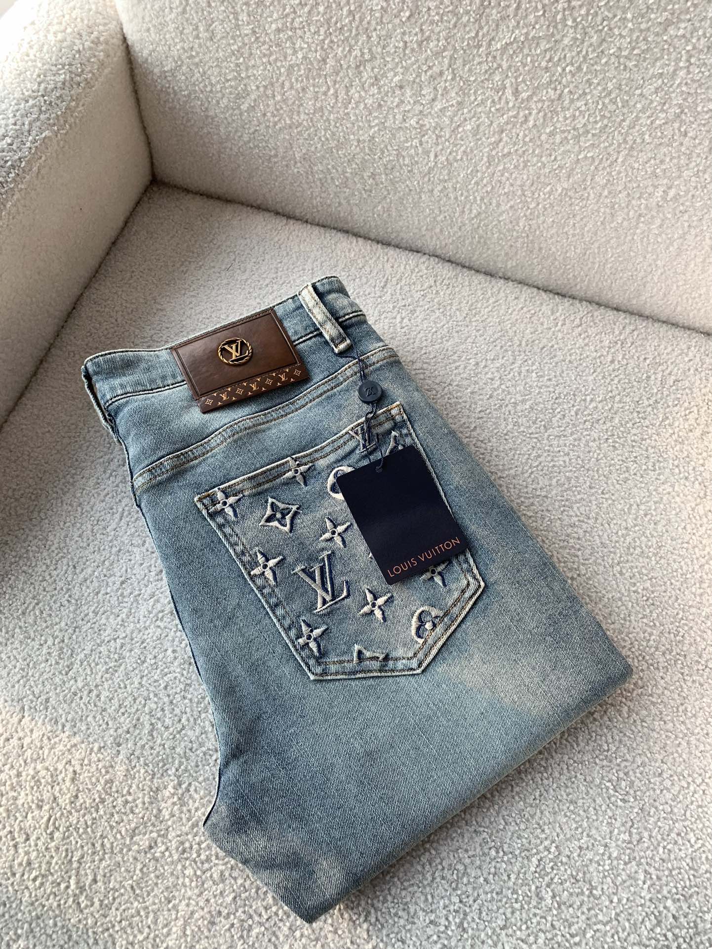 路易威登水洗牛仔裤,色泽拥有现代时尚感