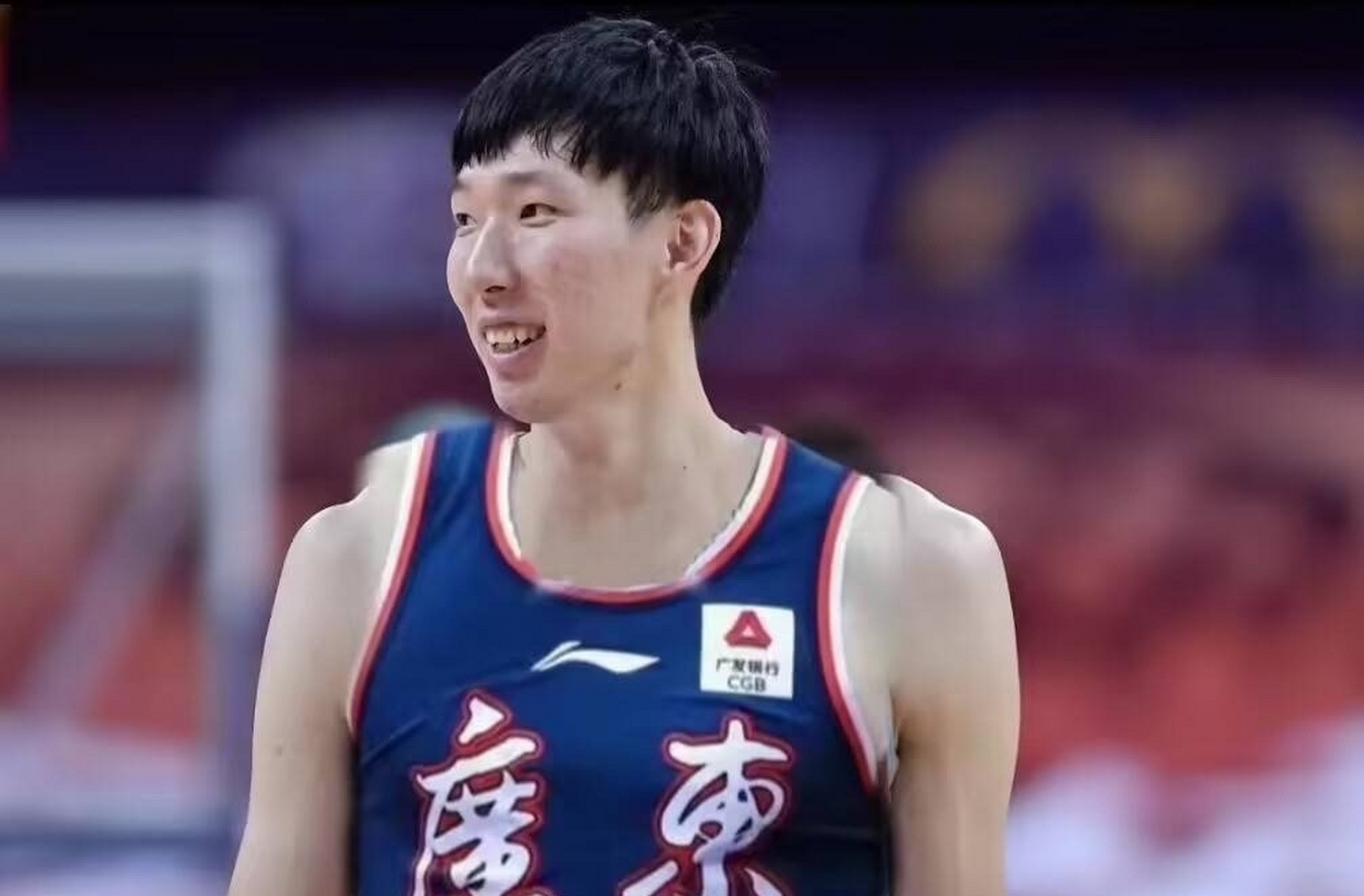 周琦穿着广东球衣的样子,过分了,这个明显是p的,他还没去呢!