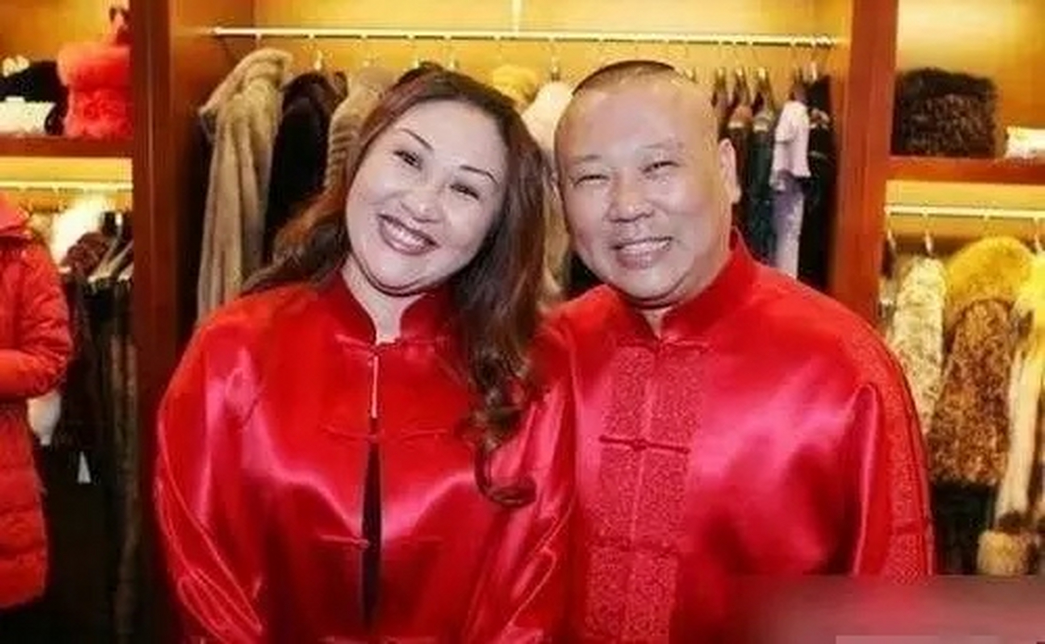 郭德纲妻子王惠难得露面,身材膨胀腹部隆起,是纯胖还是有喜?
