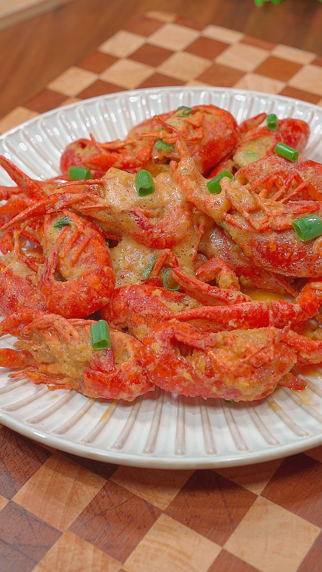 咸蛋黄焗小龙虾 这个季节的小龙虾非常的肥美,赶紧安排试试吧,吃了还