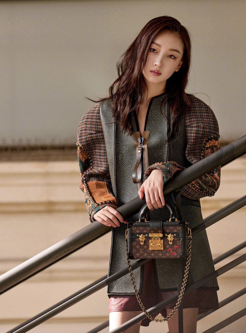 周冬雨不愧是lv掌心宠[给你小心心]缤纷启程,再续巴黎灵感.