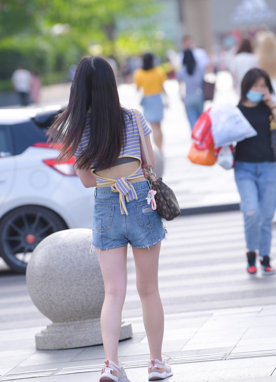 美美的街拍女孩,夏天穿牛仔短裤也很美哦,特别适合肤色洁白的女生