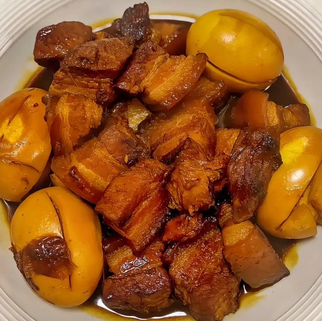 我的美食分享#  红烧肉焖鸡蛋  准备食材:五花肉,鸡蛋,大葱,生姜