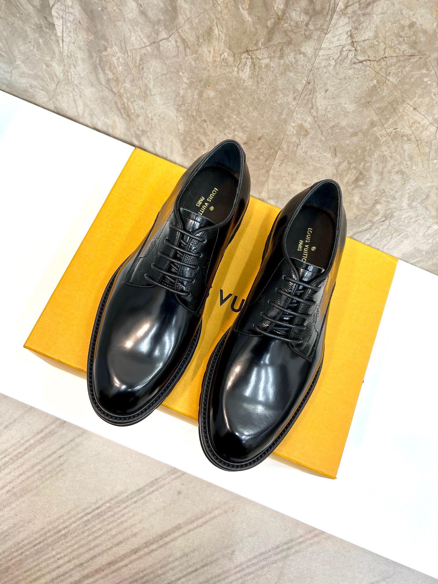 lv路易威登男鞋优雅的外观设计,使其成为时尚界里的佼佼者