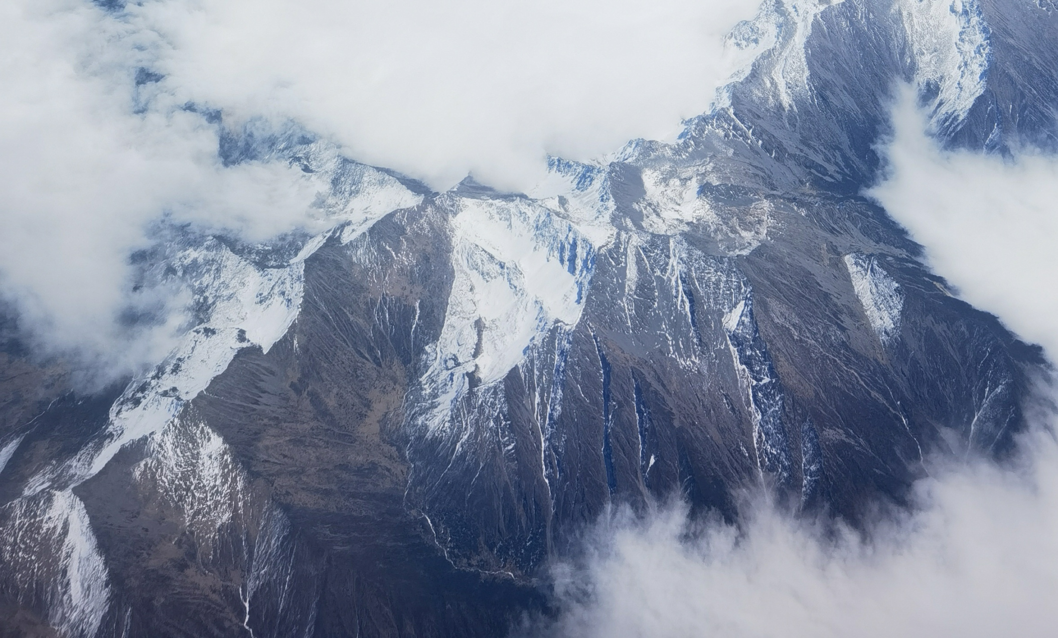 当我到兰州飞天大酒店时,旋转门没动,我左右来回找其它的门,也就只有