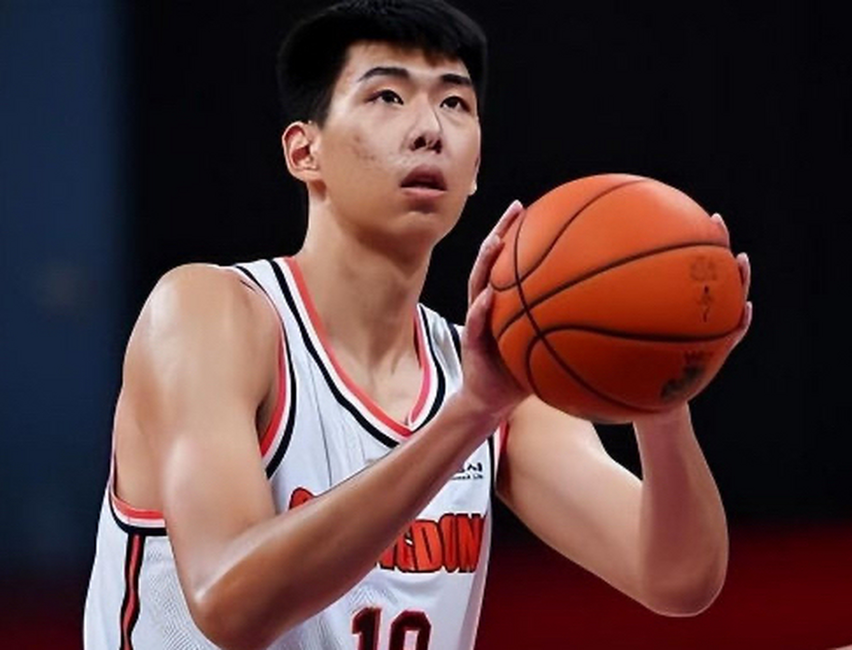 王哲林:接班概率20% 他身高2.14米,速度稍慢且有些笨拙.  2.