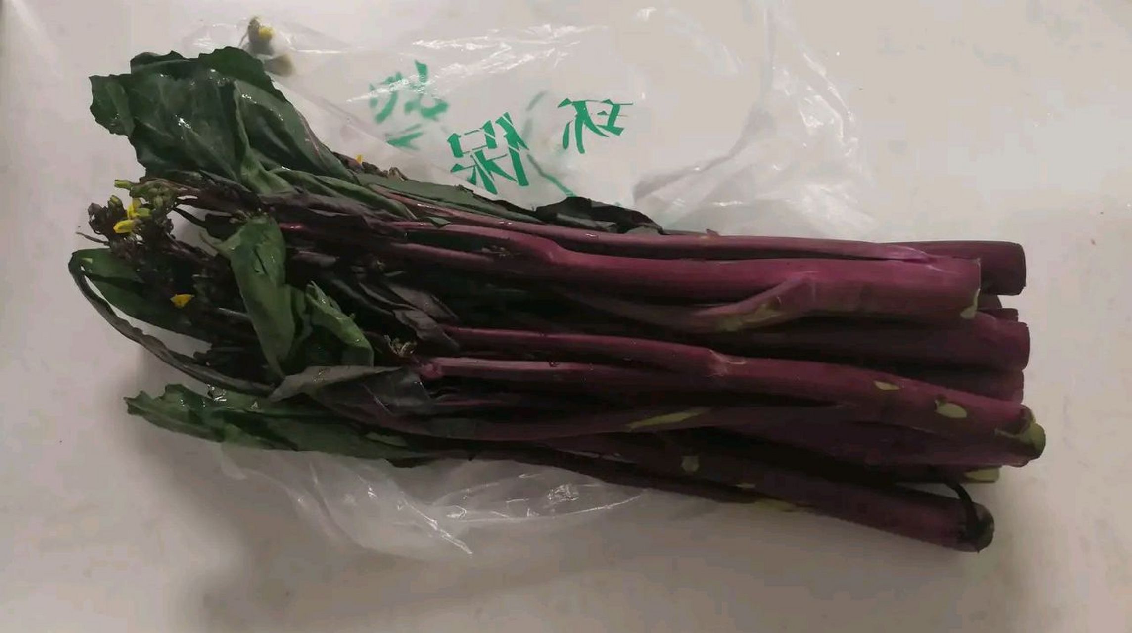 湖北的农产品名菜"洪山菜苔"原产于武汉市洪山区的宝通寺山脚下的农田