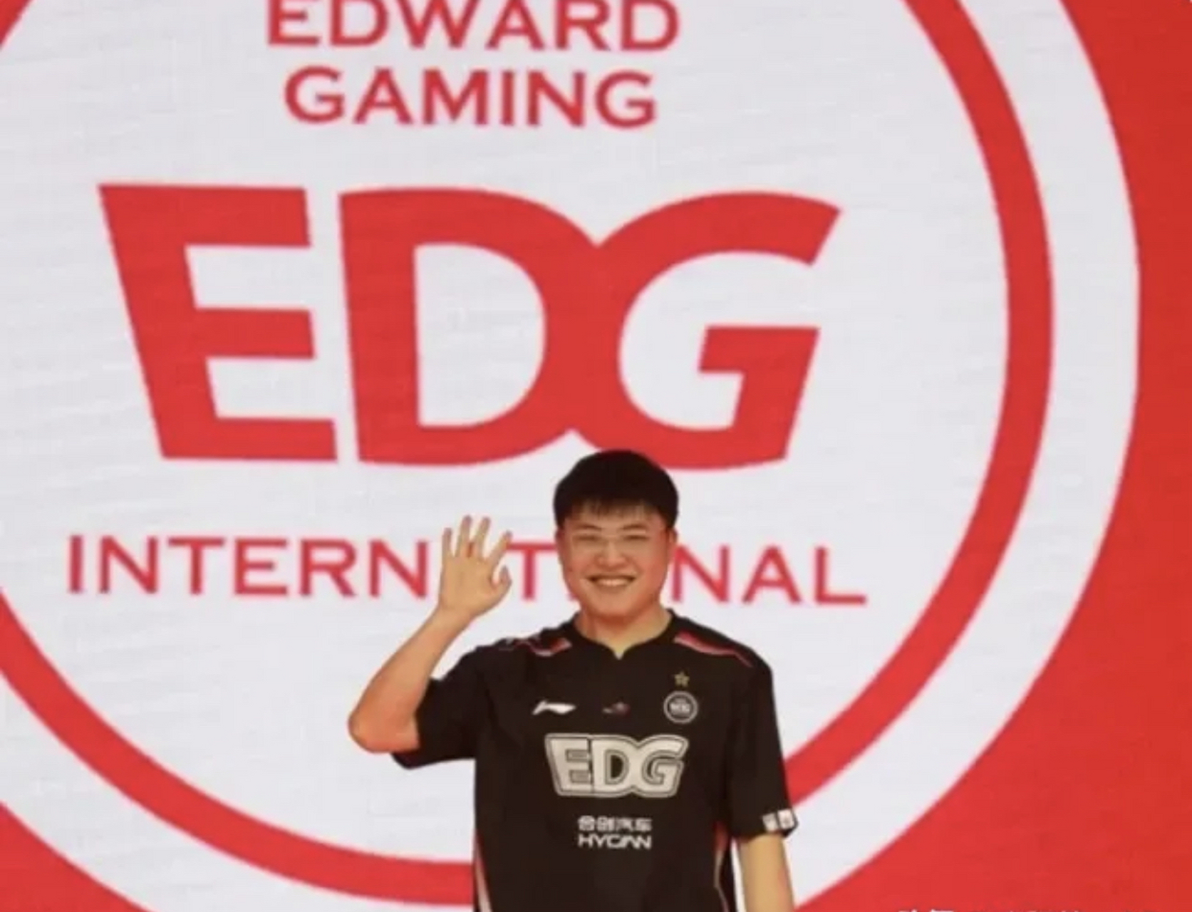 乌兹改id跟edg划清界限,老岳锐评:他什么意思,确实