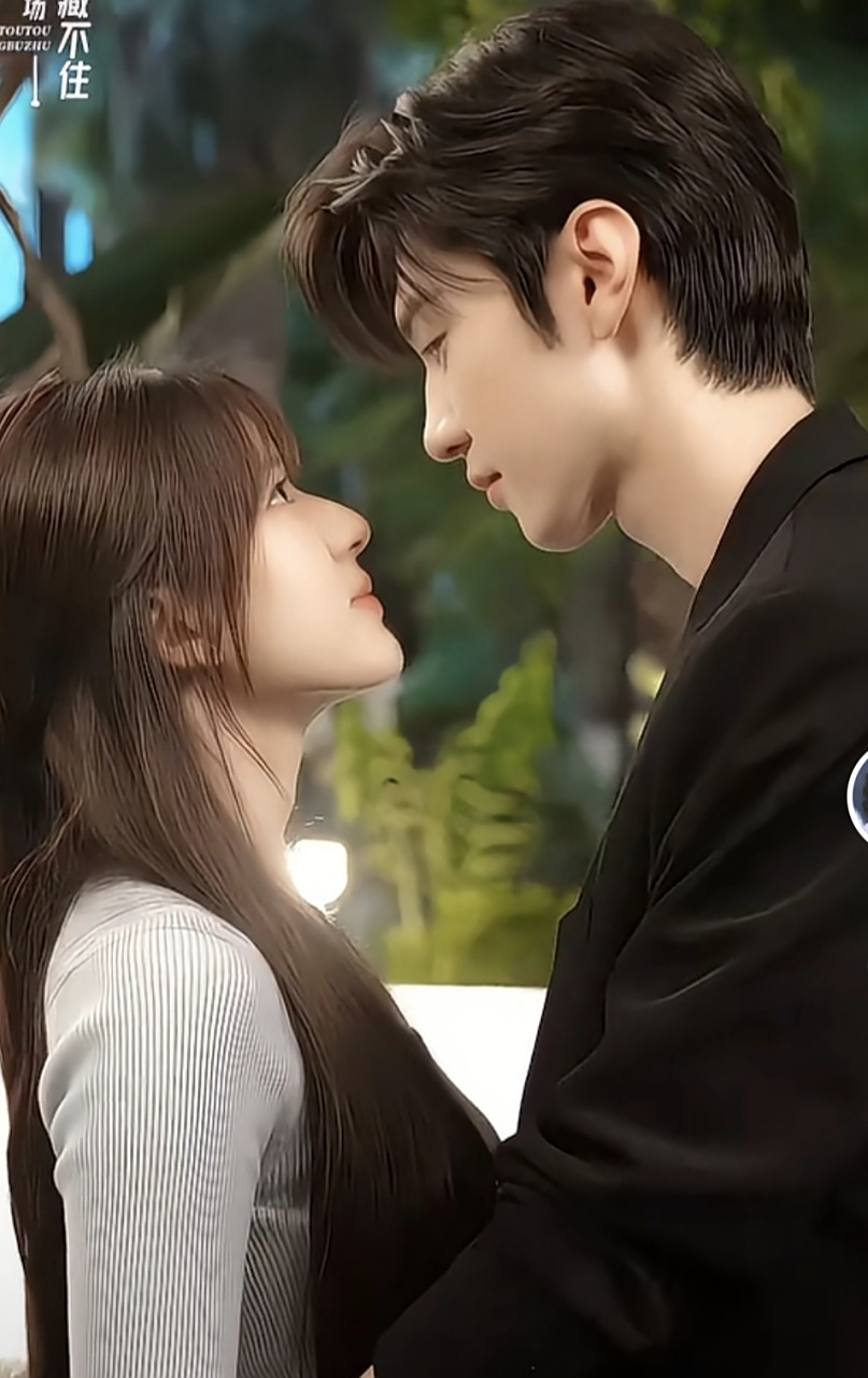 偷偷藏不住←_←陈哲远第一次吻戏交给赵露思,赵露思说你想吻哪里都