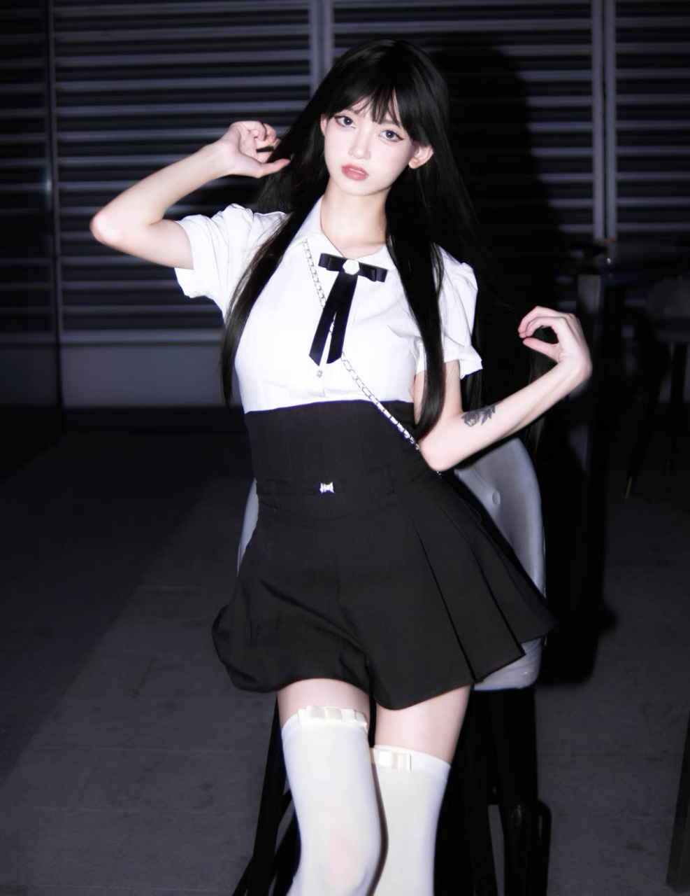 不要整天黑丝黑丝啦,黑色短裙搭配白色过膝袜不也是好看到爆[色]