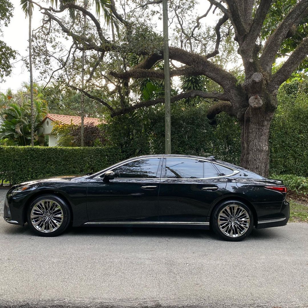 新一代雷克萨斯ls街拍,对标奔驰s级,豪华大气,尺寸超越宝马7系