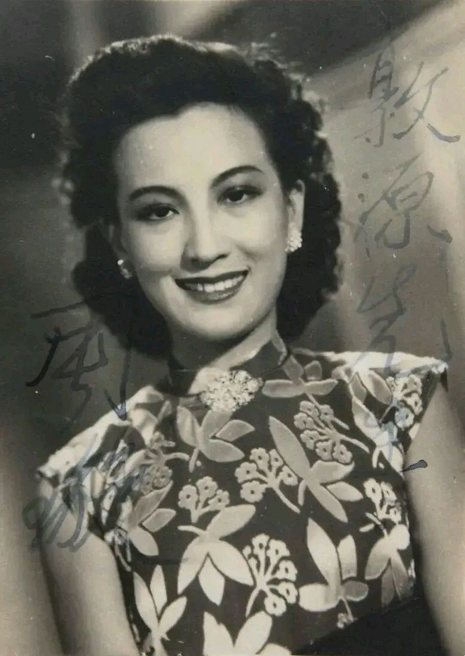 曾楚霖于香港出生,毕业于上海圣约翰大学,精通粤语,普通话,英语和日语