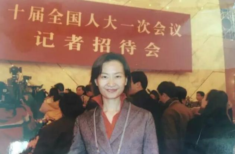 52岁白岩松"隐藏"28年的妻子,竟是大家熟悉的她,有颜又有才华