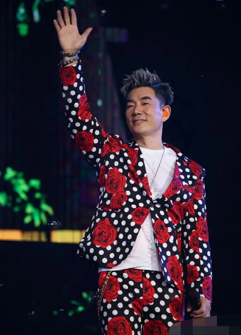 任贤齐沈阳演唱会上的一名女孩,23岁的她已经认识任贤齐22年了.