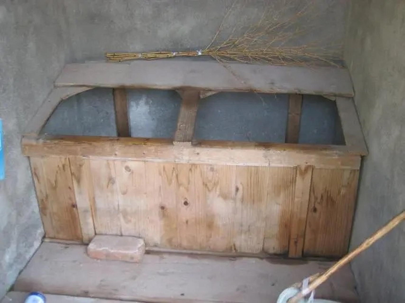 就是这种厕所是很多人的童年噩梦,特别是夏天,味道