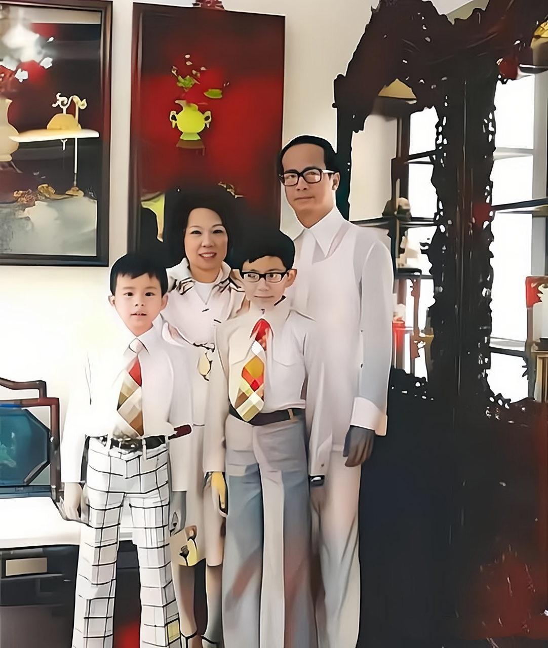 的家庭照片,一家人都衣着华丽庄重,房间也一看就是富豪人家的装修