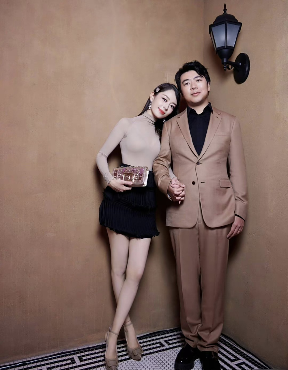 吉娜与丈夫郎朗拍摄写真,不熟悉她的人,谁能想到这竟是生过孩子的身材