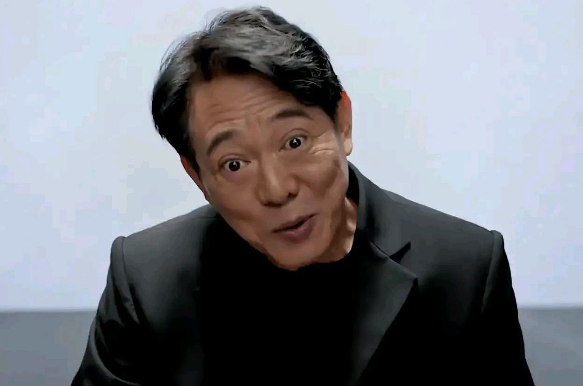 5月底,60岁的李连杰凭借代言活动,突然回归大众视野