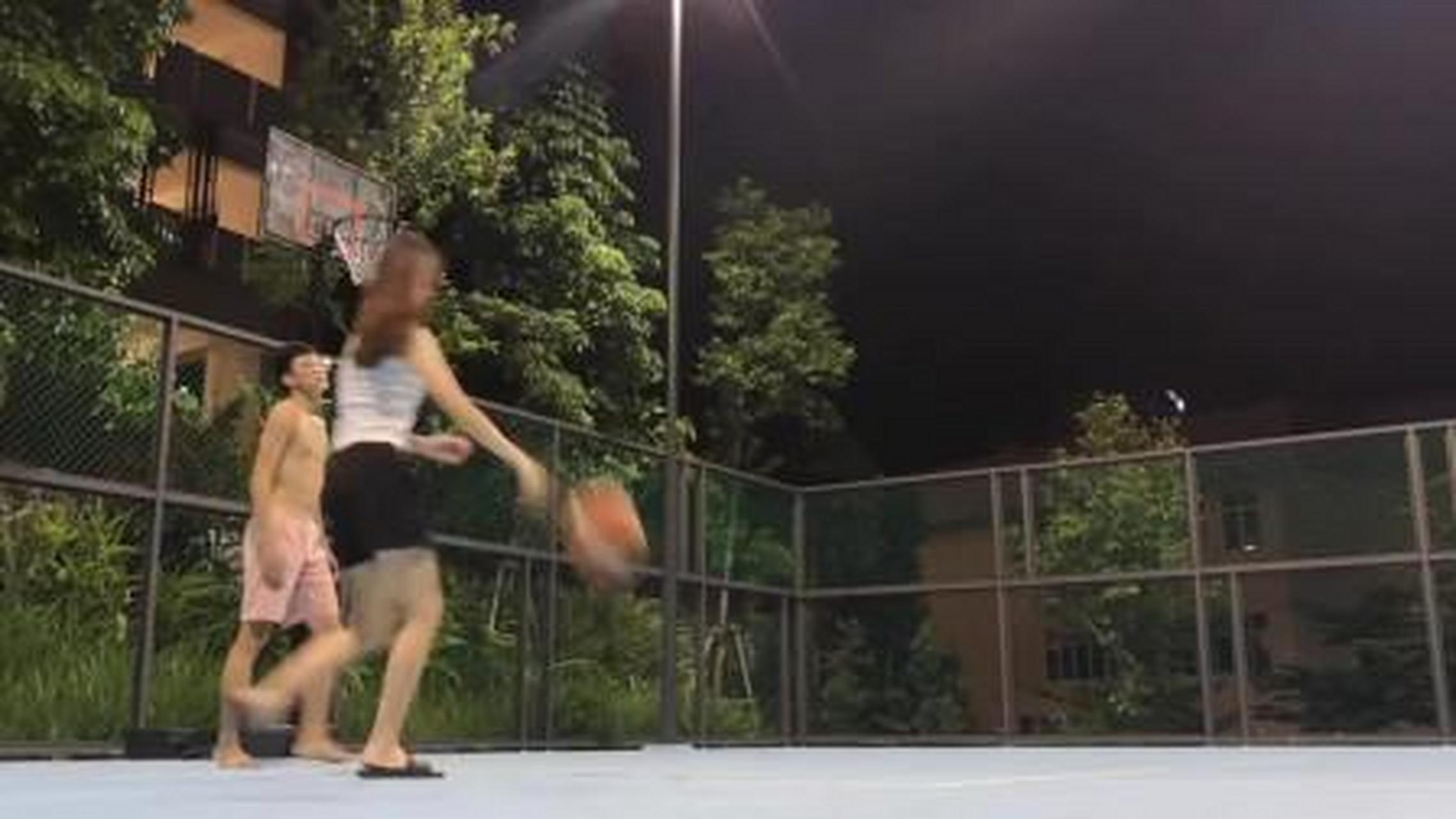 自从有了女朋友,我天天带她来打球,大半夜来球场挥汗如雨,兄弟都很