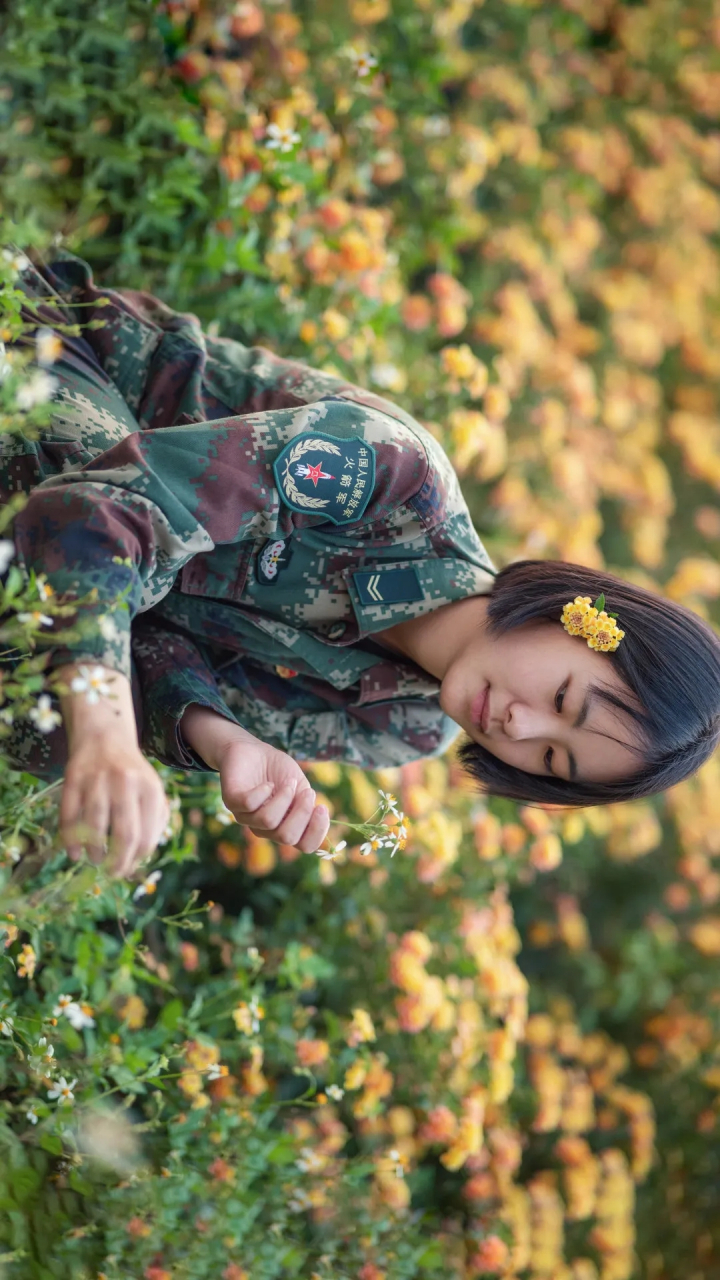 火箭军女兵与花同框.横屏看大图!(图源:中国火箭军)#又美又飒的女兵