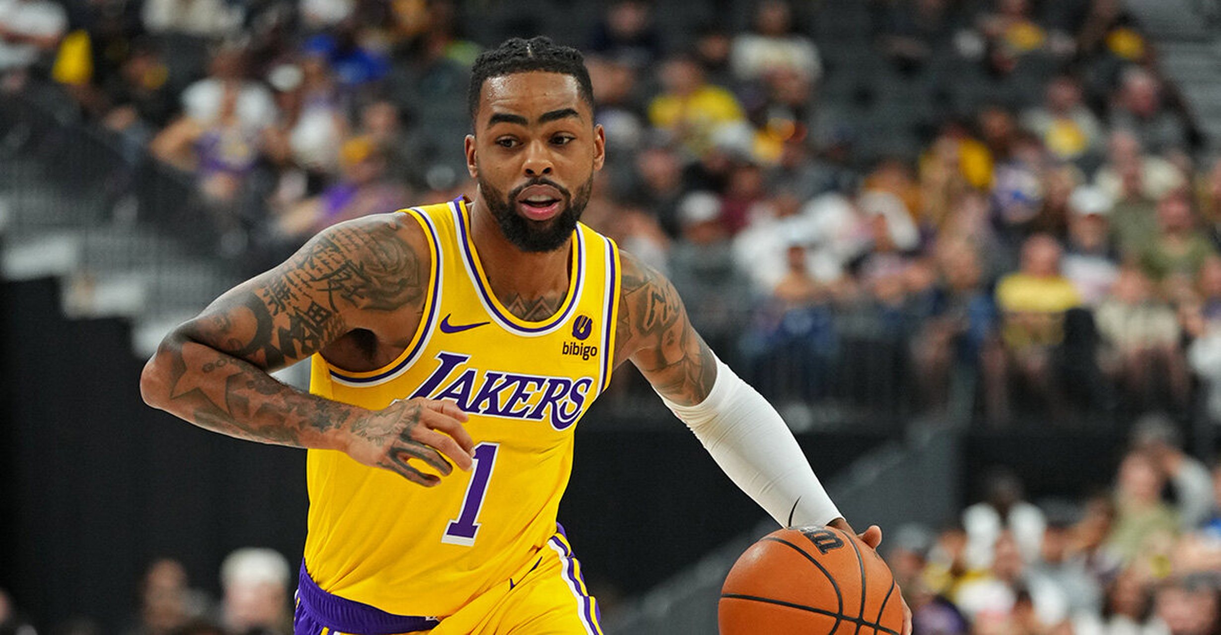 湖人129-126险胜篮网,全队8人得分上双,湖人球星丹吉洛-拉塞尔接受