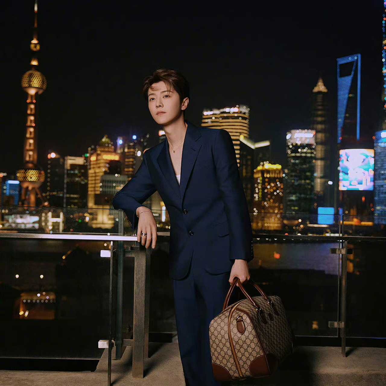 鹿晗寰宇古驰典藏展预热来袭!远眺夜色上海,俊逸翩翩的鹿先生.