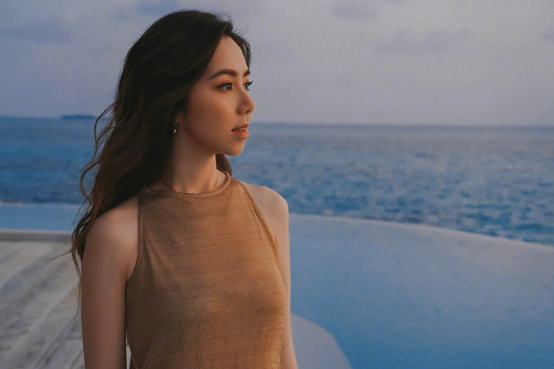 邓紫棋海边游玩照,她那迷人的小蛮腰,简直是让人羡慕不已啊!