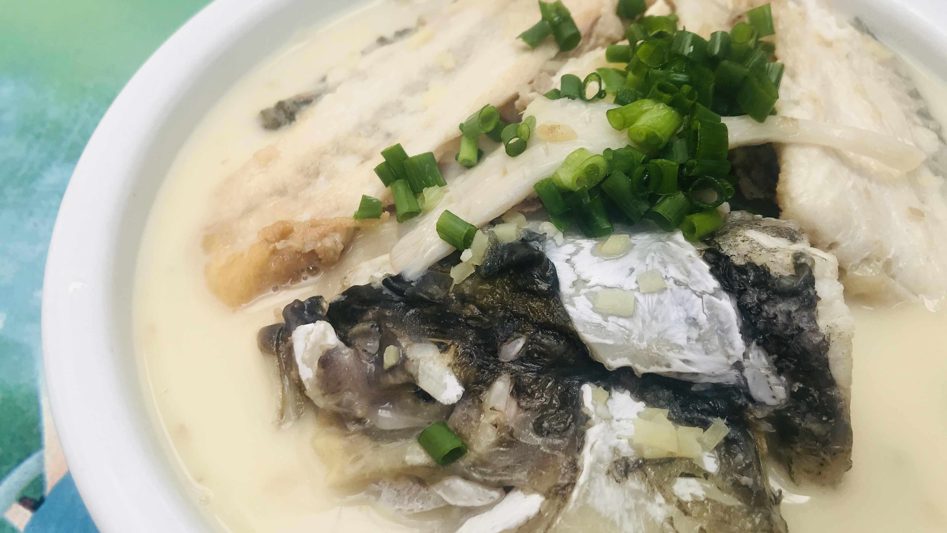 平菇和鱼头鱼骨这样做,汤浓味美,鲜上加鲜,老人小孩都爱喝