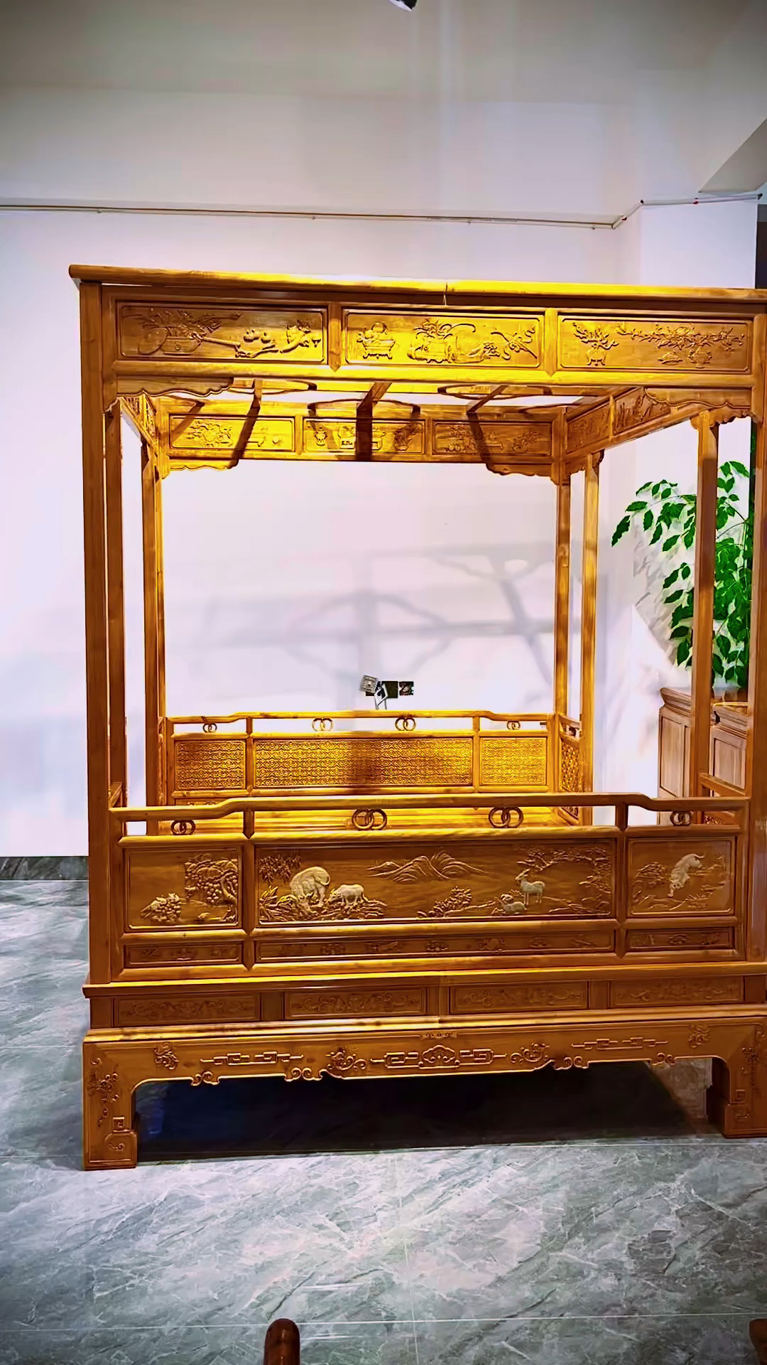 新款 金丝楠百子十二生肖架子床-度小视