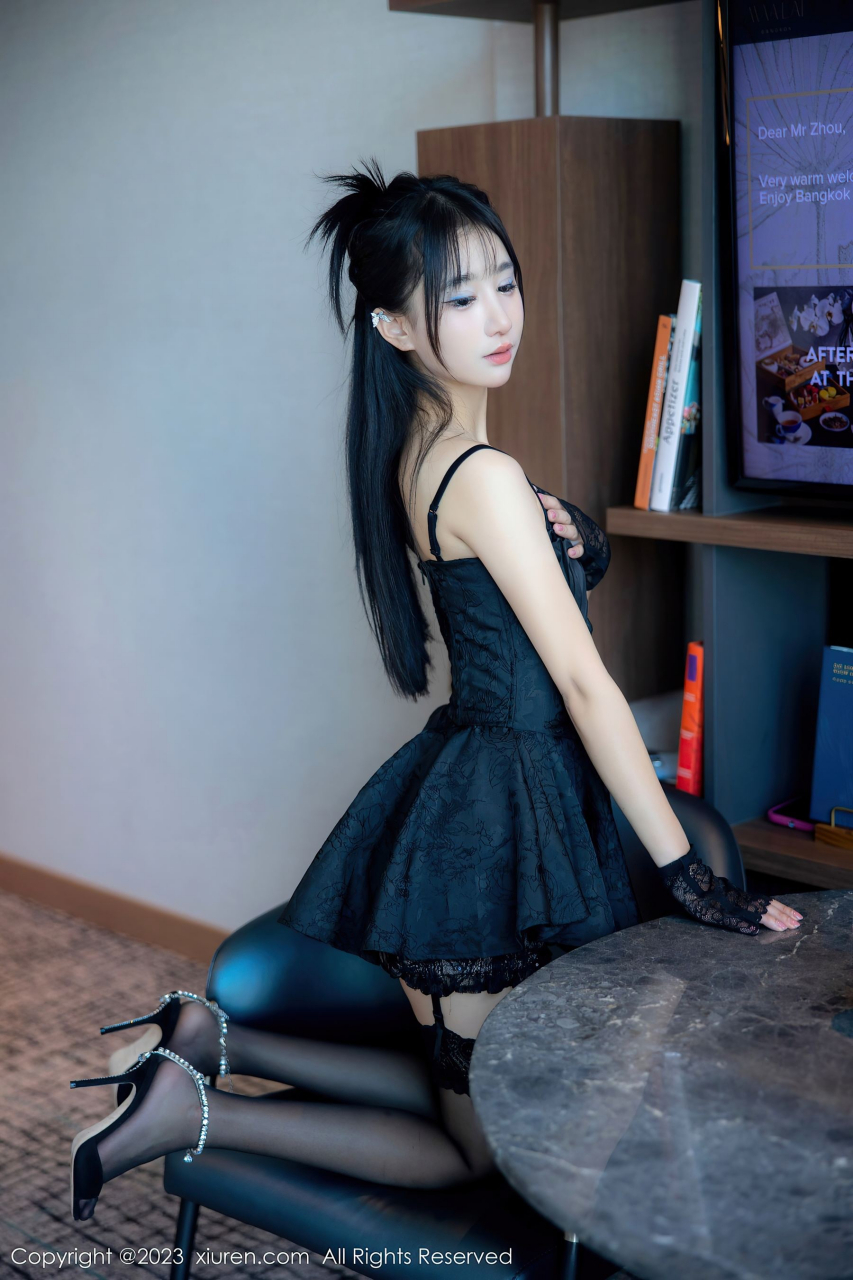 黑色蕾丝吊带连衣裙 丝袜 高跟鞋